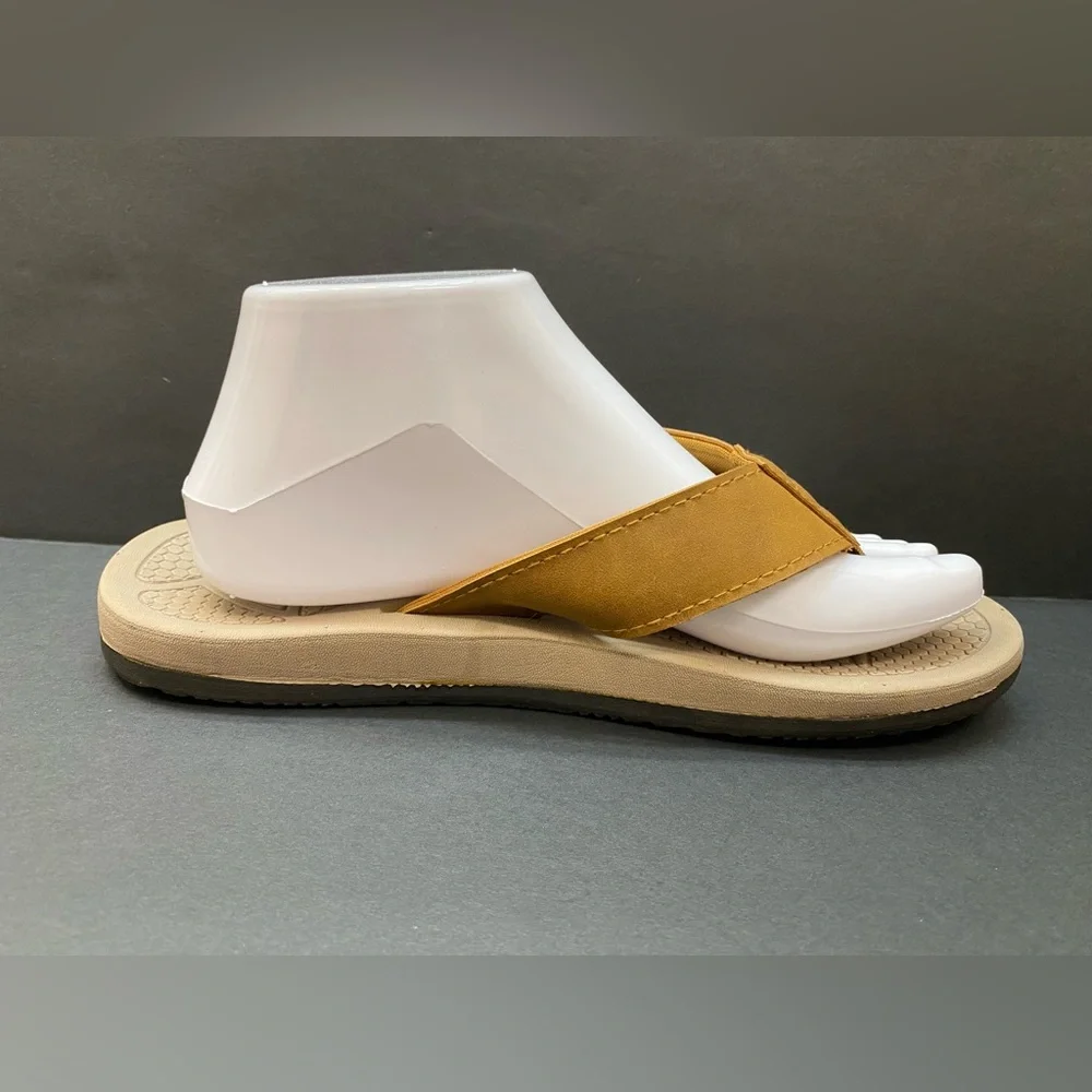High Tide Mens brown thong flip flops size 8.